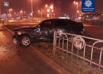 Пьяный водитель снес ограждение на Алексеевке (ФОТО)
