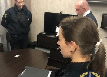 Ушлые копы-взяточники шантажом выманили деньги: вскоре их буду сулдить