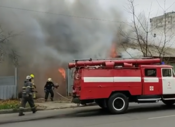 ВИДЕО: В Харькове горит дом (Соцсети)