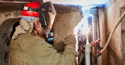 В Новобаварском районе восстанавливают внутридомовые сети