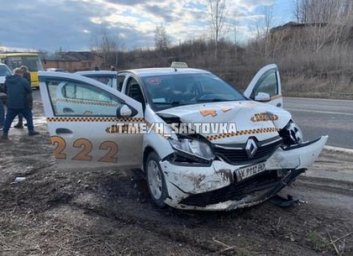 Подвыпивший лихач хватанул обочину и вылетел на встречку, протаранив такси (ФОТО)