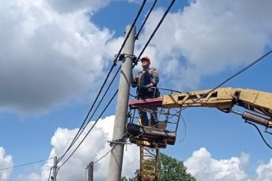 
В Дергачах энергетики возобновили электроснабжение после ночного обстрела
