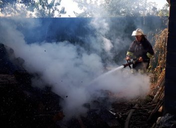 Загорание в дровнике едва не перекинулось на дом в пригороде Харькова