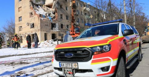 Харьковские спасатели ликвидируют пожары и разбирают завалы разрушенных зданий