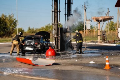 Харківщина під ударами РФ: загинув водій, восьмеро людей постраждали, пошкоджені будинки, АЗС та авто