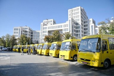 Для 6 общин Харьковщины передали школьные автобусы
