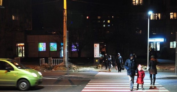 
В Харькове начали освещать пешеходные переходы
