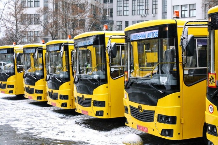 На потреби громад Харківщини передали 11 шкільних автобусів
