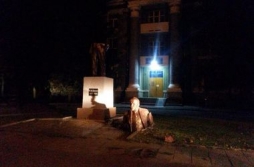В Харькове вандалы оставили от Ленина одни ноги