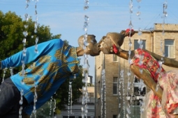 В Харькове фигуры памятника влюбленным одели в красочную одежду: фотофакт
