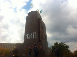Городская власть просит правоохранительные органы расследовать уничтожение памятника Ленину