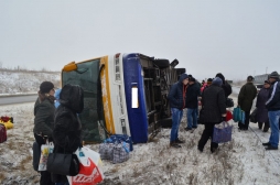 В Харьков пришла зима: автобус на боку и тонны соли для дорог