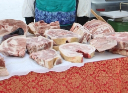 Верховная Рада разрешила продавать на базарах домашнее мясо и сало