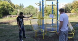Во дворах Дзержинского района устанавливали лавочки и ремонтировали детские площадки