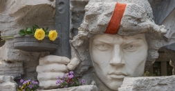 В Харькове к памятнику партизанам возложили цветы