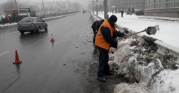 Более 800 кубометров снега и льда вывезли за сутки с дорог Харькова