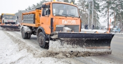 В Харькове коммунальщики очищают дороги и тротуары от снега
