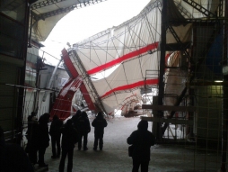 На «Барабашово» рухнул навес: магазины оказались в снежной ловушке