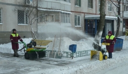 Дворники в Харькове чистят тротуары до асфальта