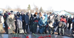 В Октябрьском районе к памятнику погибшим военнопленным возложили цветы