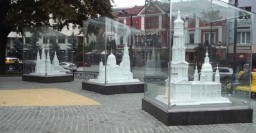 На площади Архитекторов задержали вандалов, разбивших стекло куба с макетом Успенского собора