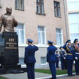 Открытие памятника Ивану Никитовичу Кожедубу на территории Харьковского университета Воздушных Сил 12 ноября 2010 г.