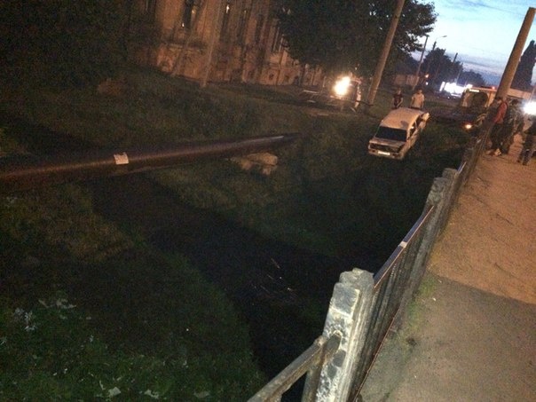 В Харькове из реки вылавливали автомобиль