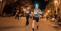 В парке Горького прошел ночной забег с фонариками