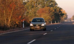 С 1 октября в Украине на загородных дорогах необходимо включать ближний свет фар