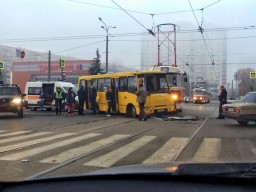 В результате столкновения трамвая и автобуса пострадали два человека
