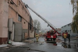 В Харькове более ста спасателей тушили пылающие склады