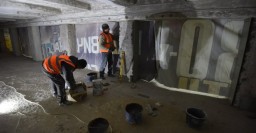 У станции метро «Тракторный завод» ремонтируют подземный переход