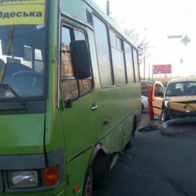 В Харькове Renault врезался в маршрутку