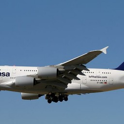 Сегодня Lufthansa отменит более 800 рейсов из-за забастовки пилотов