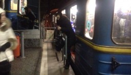 ЧП в харьковском метро: поезд завез пассажиров в тоннель (Видео)
