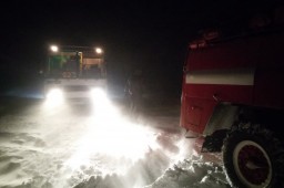 Под Харьковом спасатели вытащили из снежных заносов школьный автобус и скорую