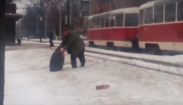 В Харькове у автобуса на ходу оторвалось колесо (видео)
