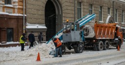 Более 150 единиц техники убирает снег на улицах Харькова (дополнено, обновлено)