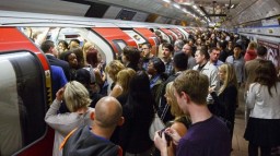 В Лондоне бастуют работники метро, возник транспортный коллапс (ФОТО)