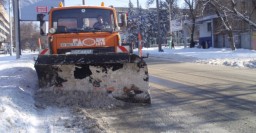 Коммунальные службы продолжают уборку снега в городе