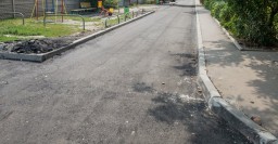 В городе ремонтируют внутриквартальные дороги