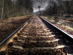 Смотри по сторонам: под Харьковом два человека погибли на железной дороге