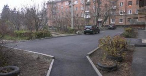 В Новобаварском районе ремонтируют внутриквартальные дороги