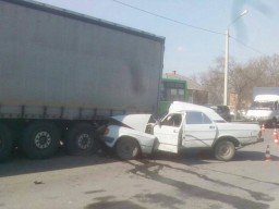 Есть пострадавшие: в Харькове "Волга" влетела в грузовик