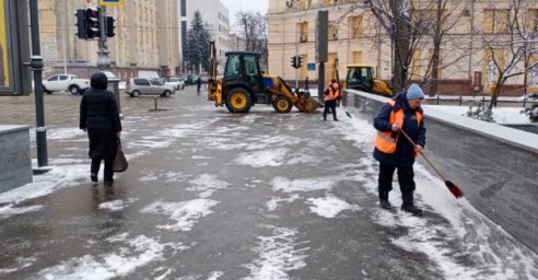 В Харькове более двух тысяч коммунальщиков убирают снег