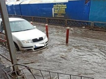 «Ливневки не работают»: в Харькове часть рынка «Барабавшово» оказалась под водой (ФОТО)