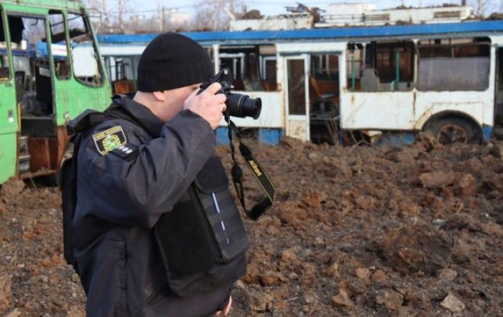 "І так живого місця немає": Салтівське депо у Харкові після нового обстрілу