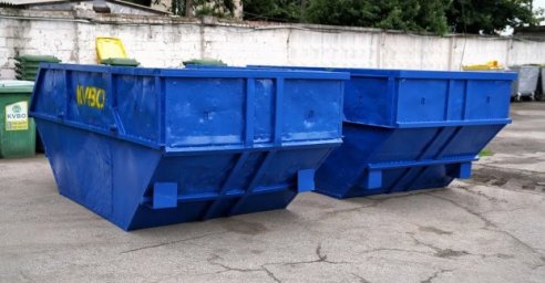 
В Харькове восстанавливают поврежденные мусорные контейнеры
