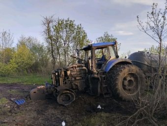 На поле под Изюмом подорвался трактор: водитель госпитализирован