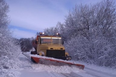 
В Харьковской области на государственных и местных дорогах работает 110 единиц техники: проезд обеспечен